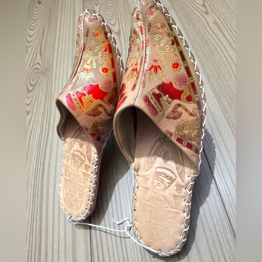 Pharaonic Egyptian Handmade Leather Slippers. Tooled Metallic Nefertiti Design - Picture 12 of 14